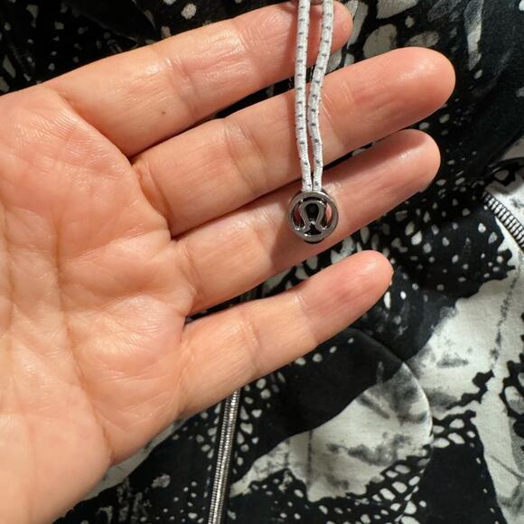 Lululemon Black & White Patterned Zip-Up Hoodie Size 6 Stylish w/ Thumbholes - Picture 3 of 4